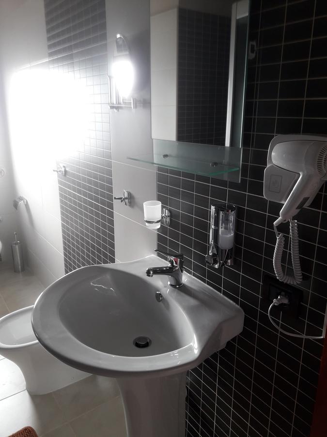Hotel Vila Mano Korça Exteriör bild