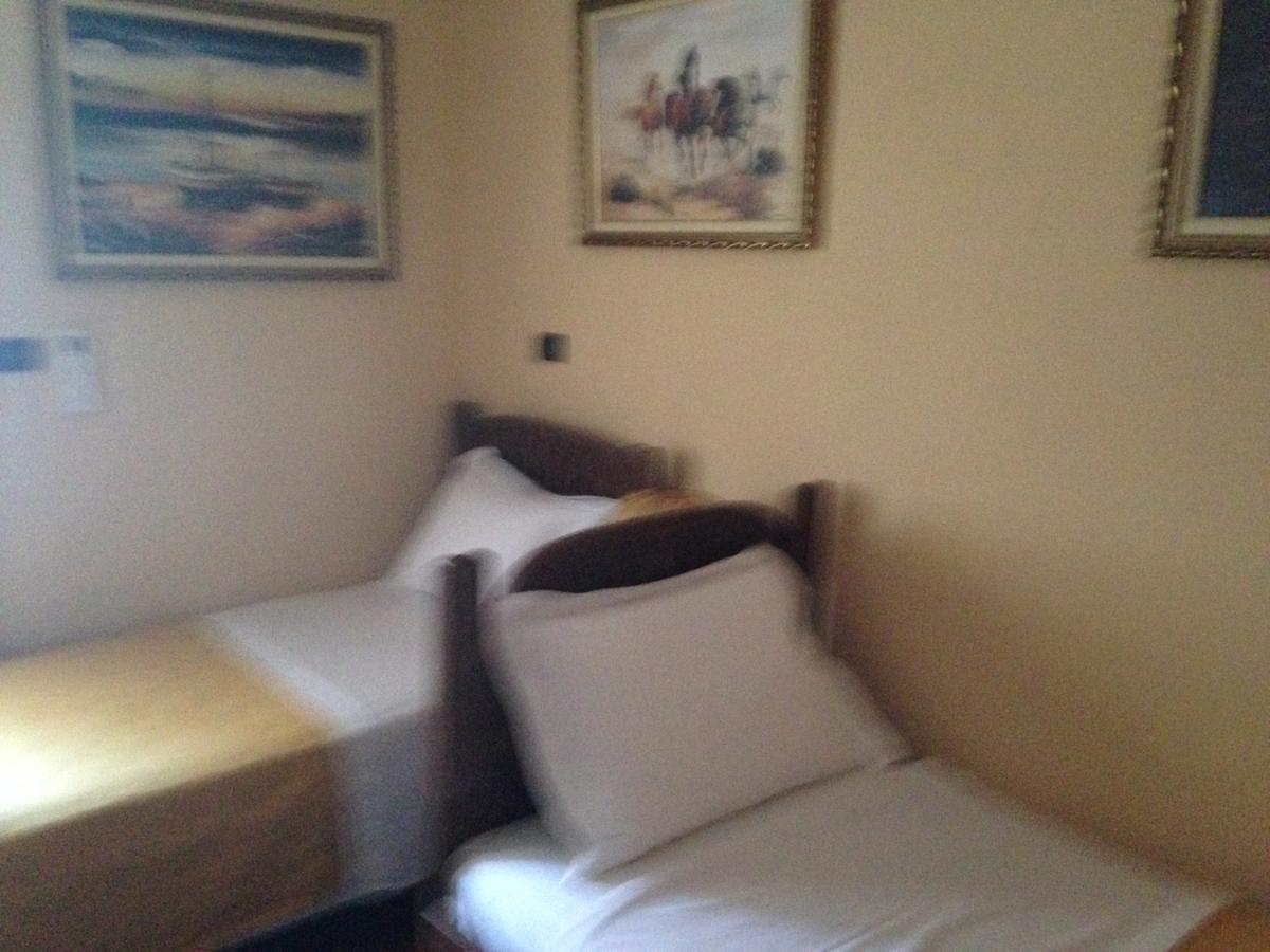 Hotel Vila Mano Korça Exteriör bild